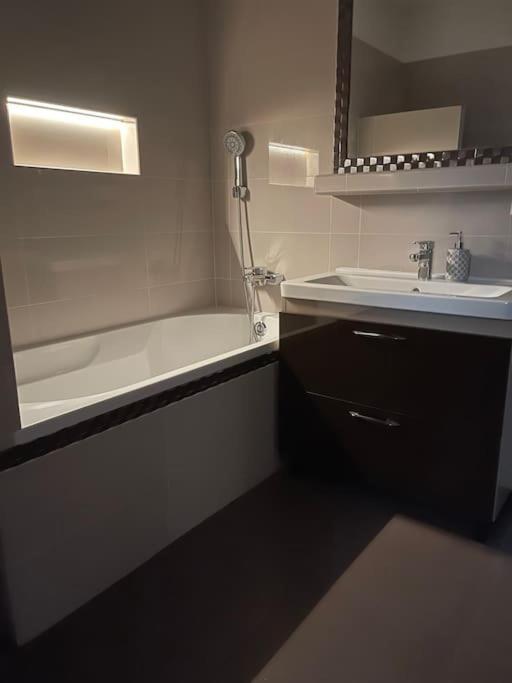 Priestranny 3 Izb. Apartman V Centre S Parkovanim. Банска-Бистрица Экстерьер фото